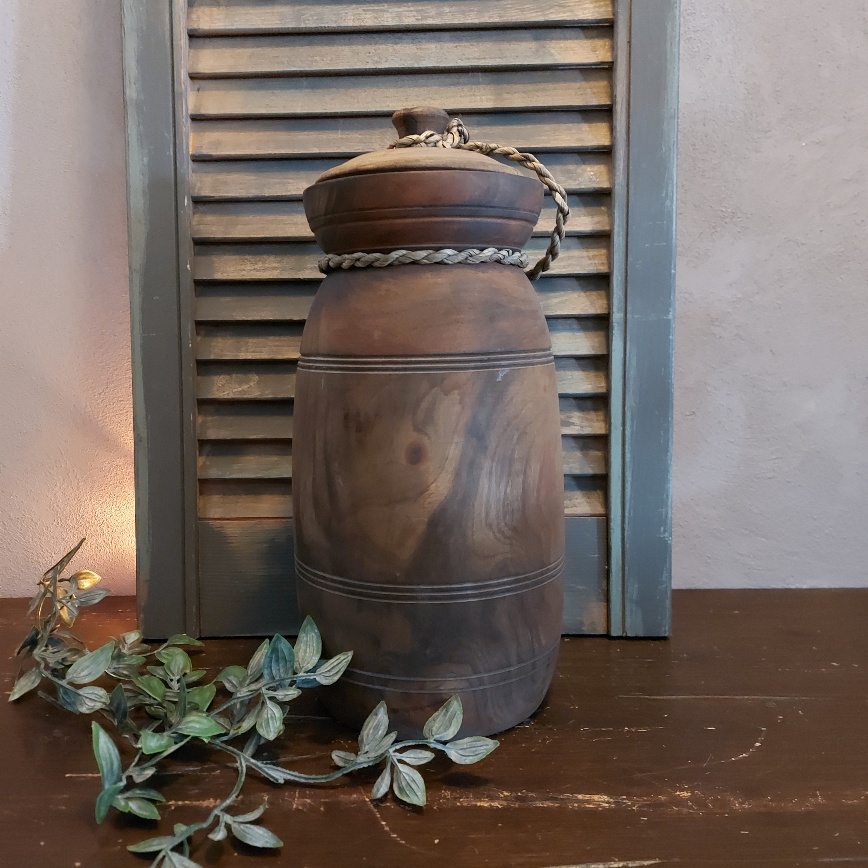 Nepalese pot van hout met deksel, in een donkerbruine kleur.