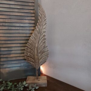 Decoratieve veer op een voet, van hout.