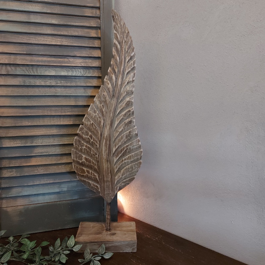 Decoratieve veer op een voet, van hout.