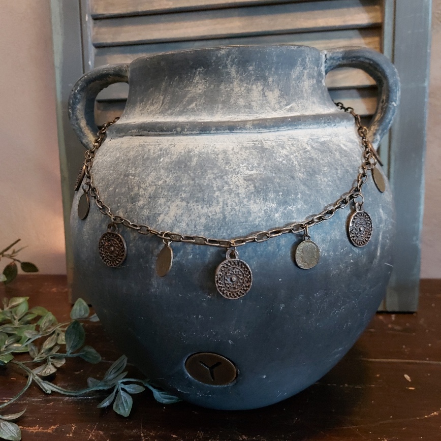 Ketting voor om een kruik van metaal. Kruikketting met muntjes.