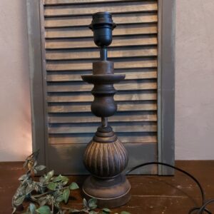 Houten baluster lampvoet in een donker bruine kleur.