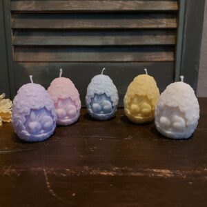 Handgemaakte paasei kaarsjes, verkrijgbaar in diverse kleuren.