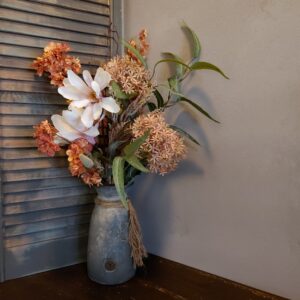 Bloemenarrangement in vaas. Exclusief verkrijgbaar bij Creatieve Decoraties voor Jou.