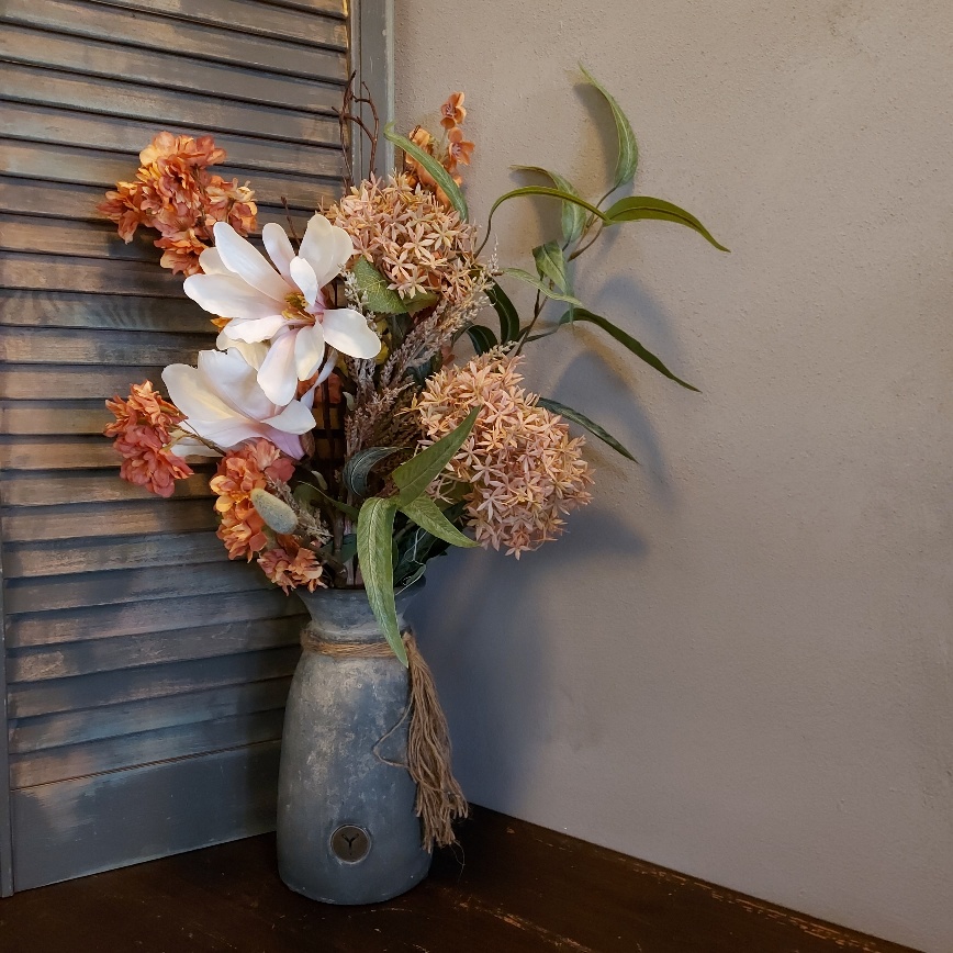 Bloemenarrangement in vaas. Exclusief verkrijgbaar bij Creatieve Decoraties voor Jou.