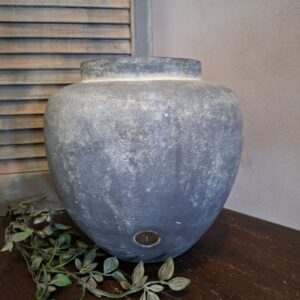 Bloemenvaas van aardewerk in een grijze kleur, van het merk Brynxz uit de serie Ancient Clay.