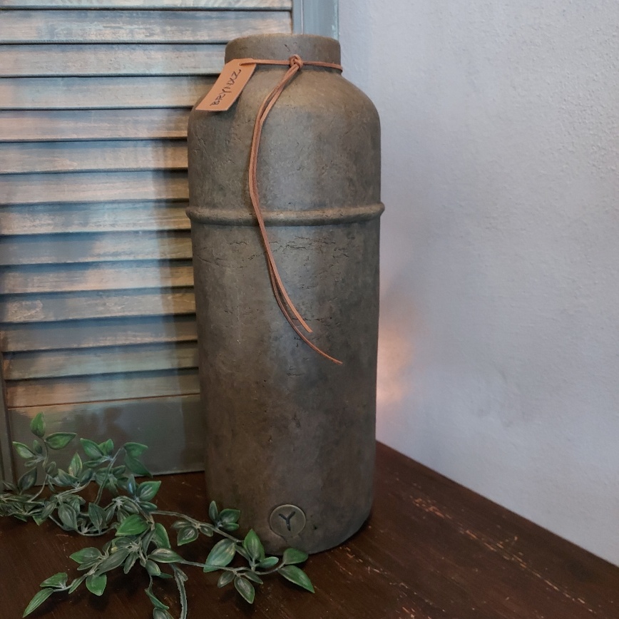 Bloemenvaas van aardewerk in een warm bruine kleur, van het merk Brynxz uit de serie Majestic Brown.