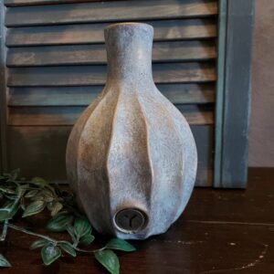 Bloemvaas van aardewerk in zachte kleurtinten, van het merk Brynxz uit de serie Jewel.