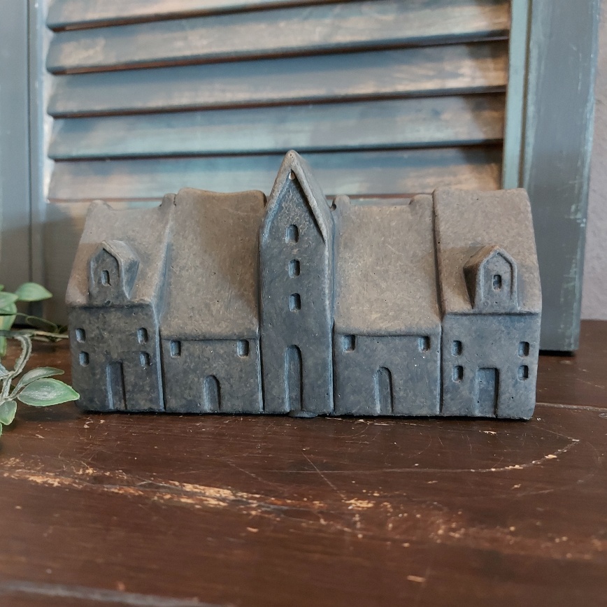 Beeldje met vijf huisjes op een rij van aardewerk in een warm bruine kleur, van het merk Brynxz uit de serie Majestic Brown.