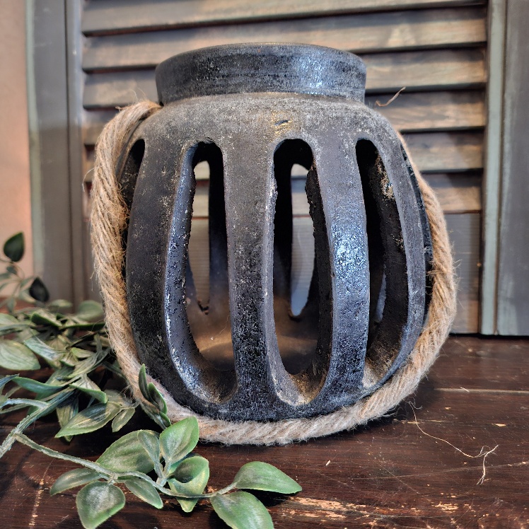 Sfeerlicht van aardewerk in een donker grijze kleur, uit de serie Basalt van het merk Brynxz.