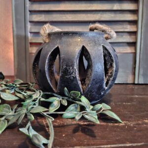 Sfeerlicht van aardewerk in een donker grijze kleur, uit de serie Basalt van het merk Brynxz.