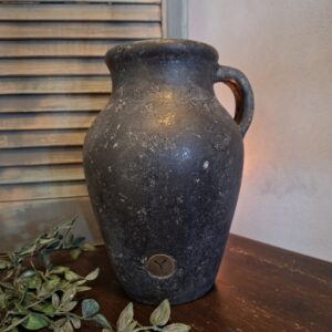 Kruik met oor van aardewerk in een donker grijze kleur, van het merk Brynxz.