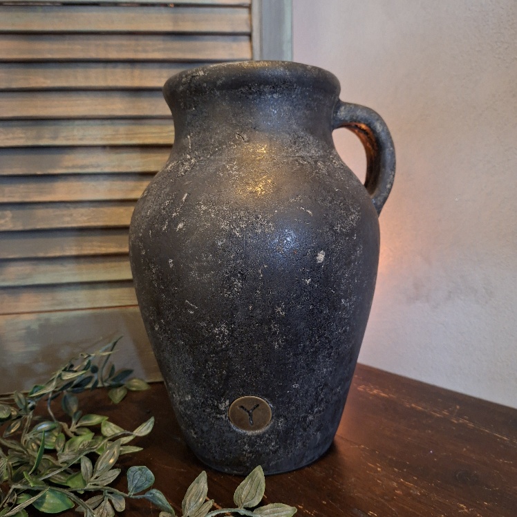 Kruik met oor van aardewerk in een donker grijze kleur, van het merk Brynxz.