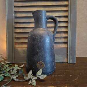 Fles met oor van aardewerk in een donker grijze kleur, van het merk Brynxz.