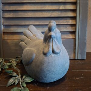 Kip van aardewerk in een betonlook van het merk Brynxz, uit de serie Majestic Vintage