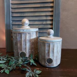 Set van twee potten met deksel van aardewerk in zachte kleurtinten, van het merk Brynxz uit de serie Jewel.