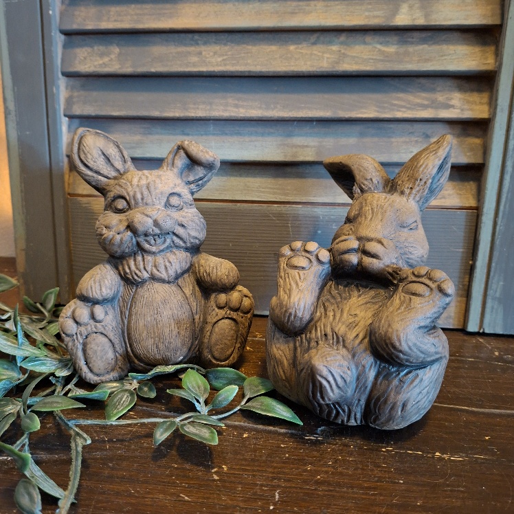 Set van twee konijntjes van aardewerk in een warme bruine kleur, van het merk Brynxz uit de serie Majestic Brown.