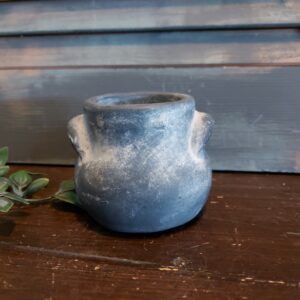 Sfeerlicht van aardewerk in een grijze kleur, van het merk Brynxz uit de serie Ancient Clay.