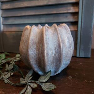 Sfeerlicht van aardewerk in zachte kleurtinten, van het merk Brynxz uit de serie Jewel.