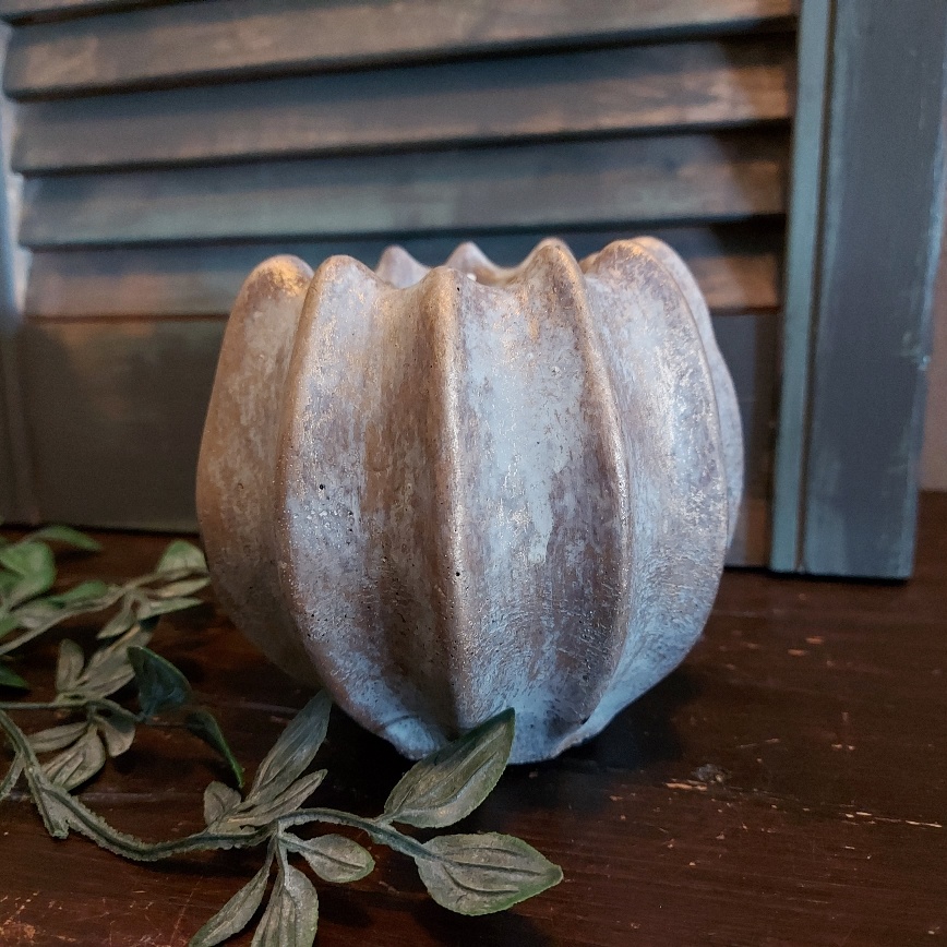 Sfeerlicht van aardewerk in zachte kleurtinten, van het merk Brynxz uit de serie Jewel.