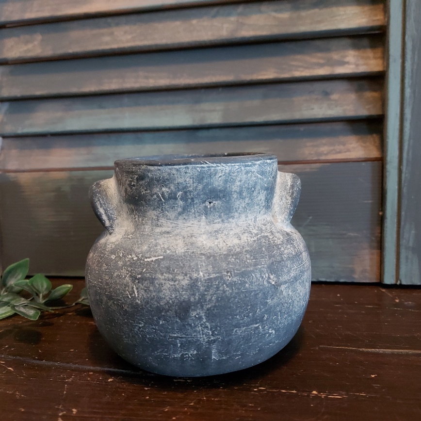 Sfeerlicht van aardewerk in een grijze kleur, van het merk Brynxz uit de serie Ancient Clay.