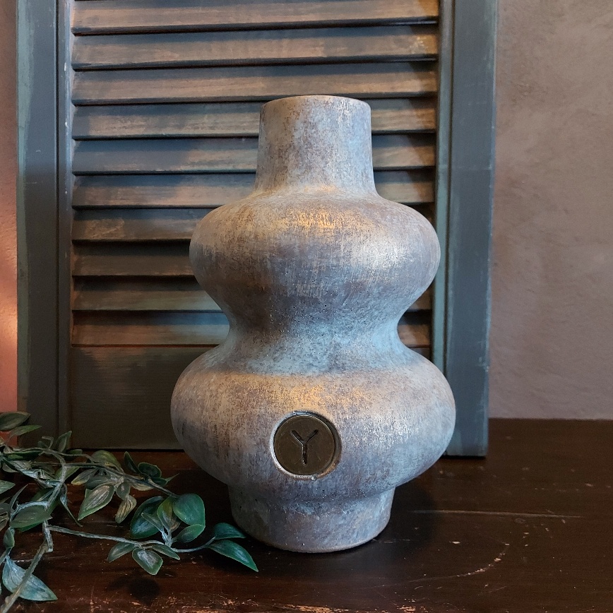 Vaas van aardewerk in zachte kleurtinten, van het merk Brynxz uit de serie Jewel.