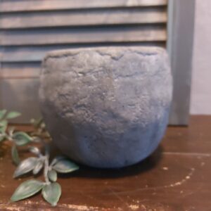 Pot van aardewerk in een grijsbruine kleur, van het merk Countryfield.