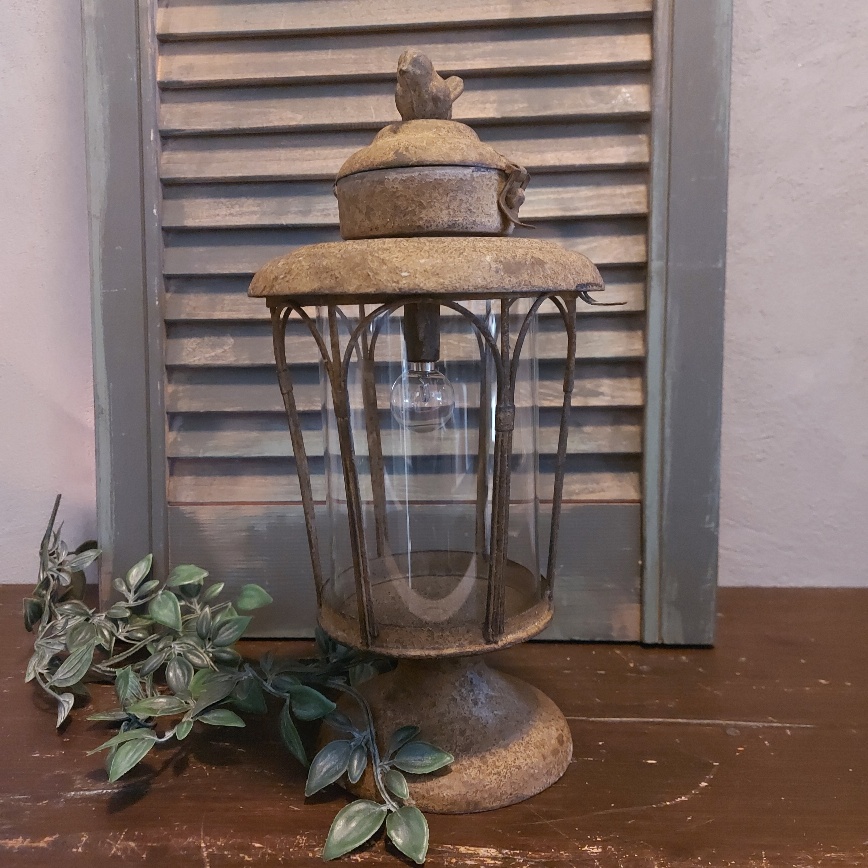 Lantaarn met LED verlichting op batterijen van metaal in een roest kleur, van het merk Countryfield.