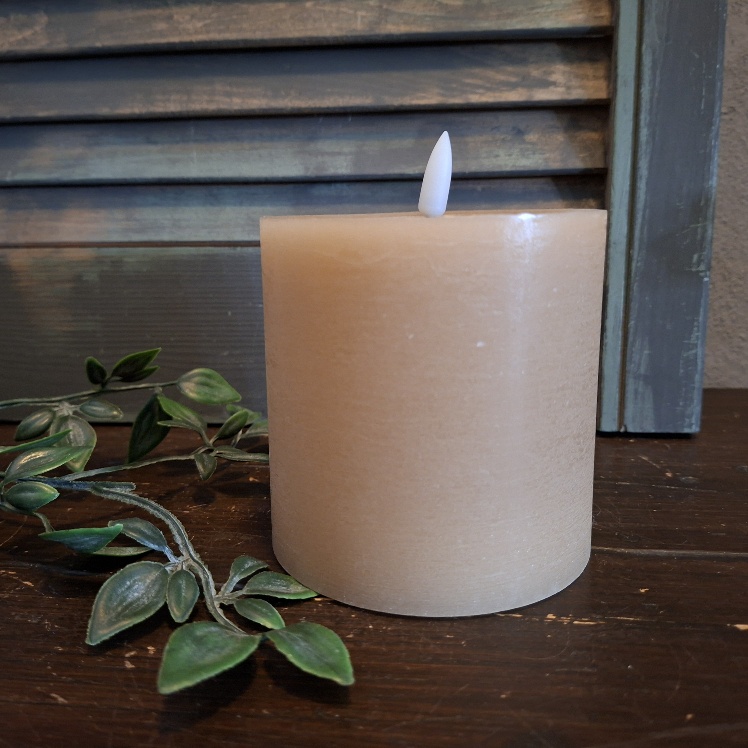 Beige stompkaars van 10 cm doorsnede die werkt op batterijen, van het merk Countryfield.