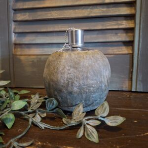 Olielamp van aardewerk voor lampolie, van het merk Countryfield.