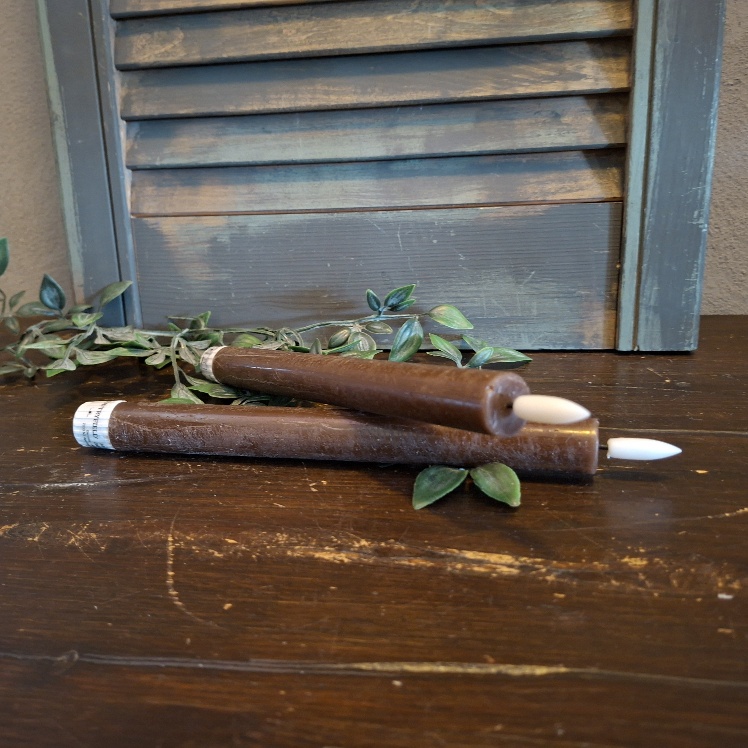 Set van twee bruine LED dinerkaarsen van het merk Countryfield.