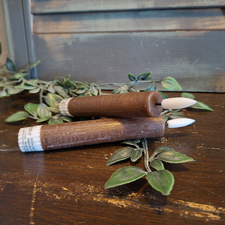 Set van twee bruine dinerkaarsen op batterij met afstandsbediening, van het merk Countryfield.