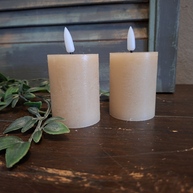 Beige stompkaarsen op batterij met een doorsnede van 5 cm. Te bedienen met een afstandsbediening, van het merk Countryfield.