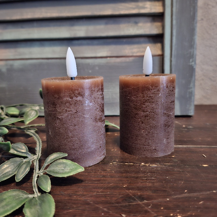 Bruine stompkaarsen op batterij met een doorsnede van 5 cm. Te bedienen met een afstandsbediening, van het merk Countryfield.