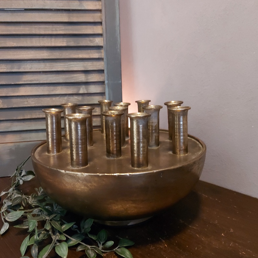 Tuitvaas van metaal in een bronzen kleur, van het merk Countryfield.