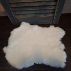 Vacht van een konijn om mee te decoreren in een witte kleur.