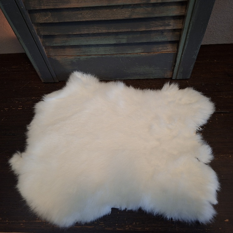 Vacht van een konijn om mee te decoreren in een witte kleur.