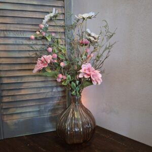 Bloemenarrangement in vaas. Exclusief verkrijgbaar bij Creatieve Decoraties voor Jou.