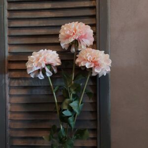 Dahlia kunstbloem met 'real touch' bloemen in een licht roze kleur, van het merk Sylxz.