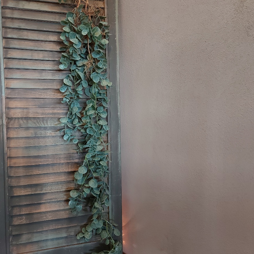 Kunstplant eucalyptus hangplant in een groene kleur, van het merk Sylxz.