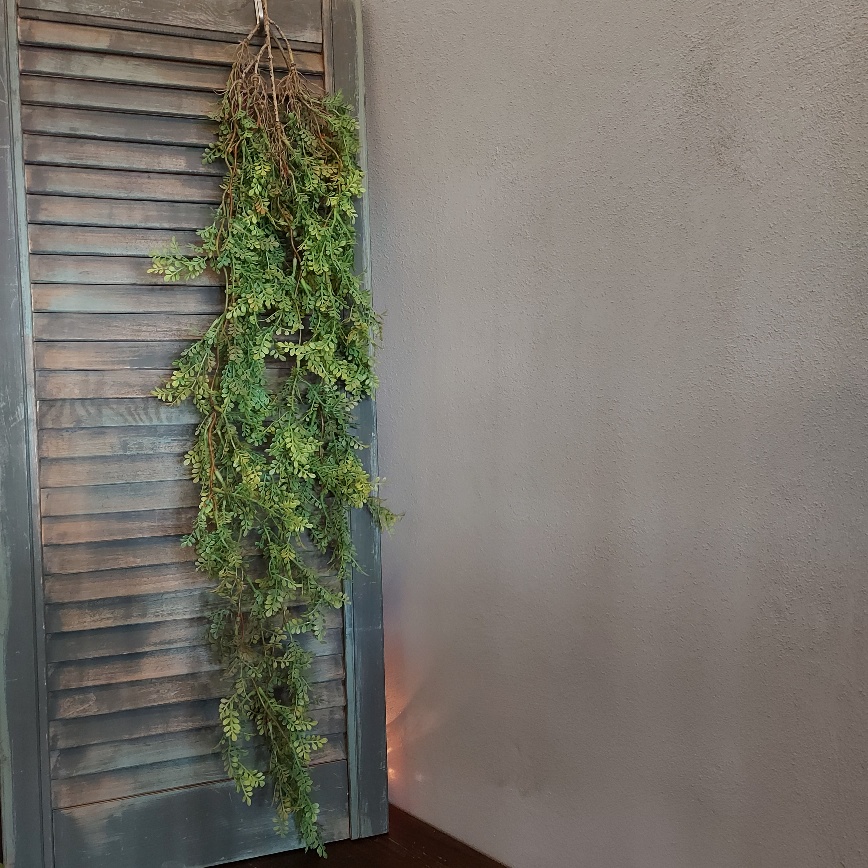 Kunstplant hangvaren in een licht groene kleur, van het merk Sylxz.