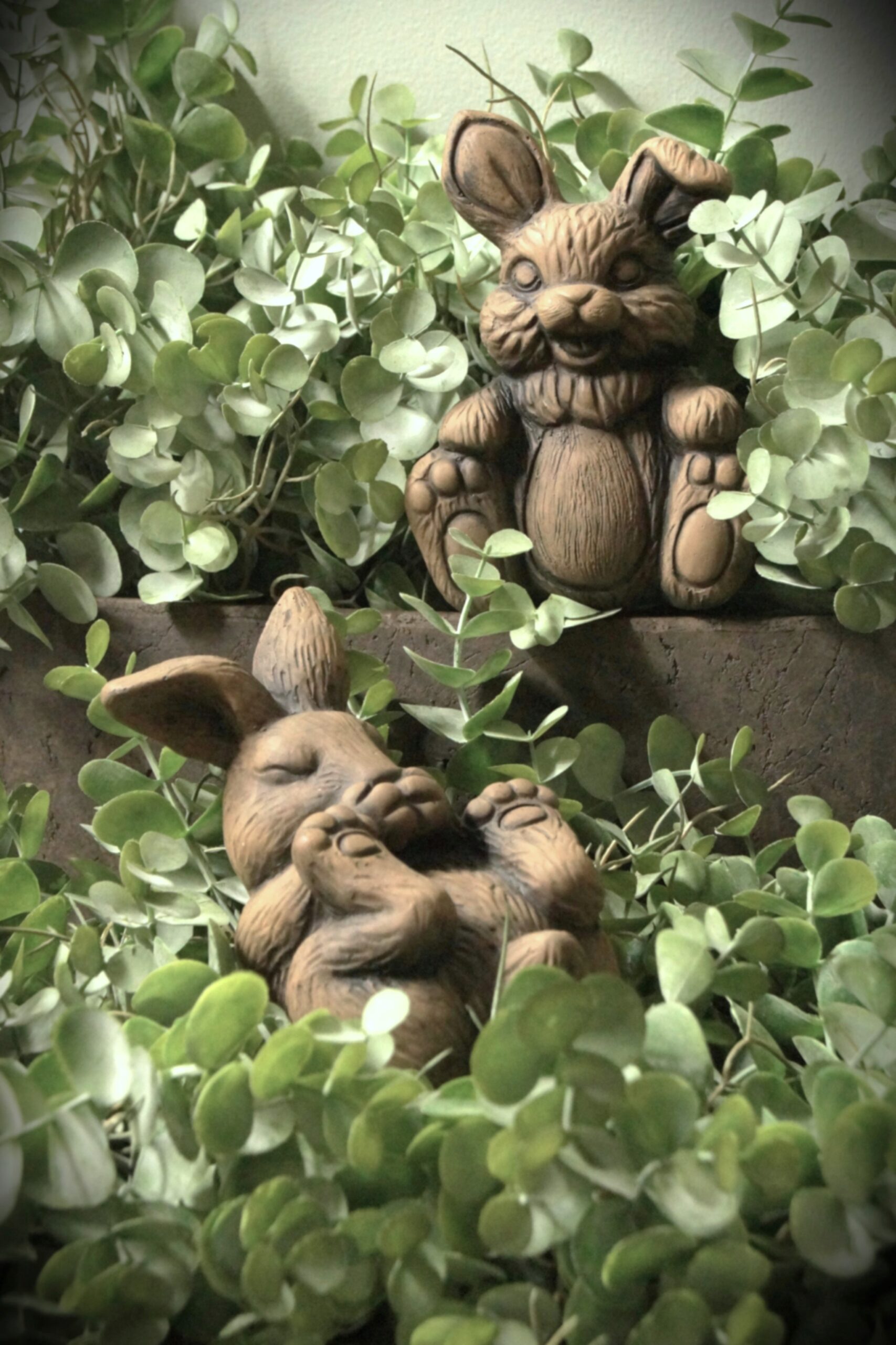 Set van twee konijntjes van aardewerk in een warme bruine kleur, van het merk Brynxz uit de serie Majestic Brown.