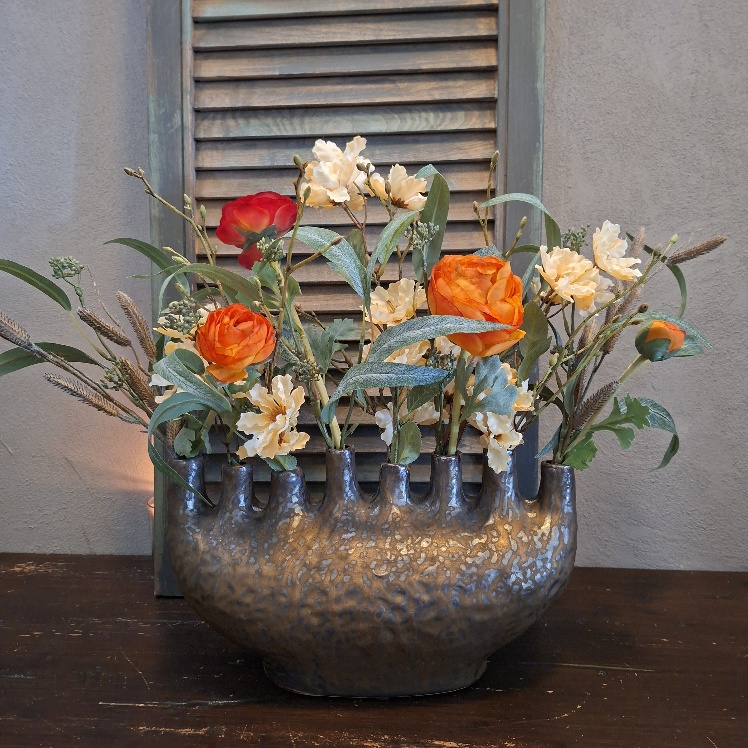 Bloemenarrangement in vaas. Exclusief verkrijgbaar bij Creatieve Decoraties voor Jou.