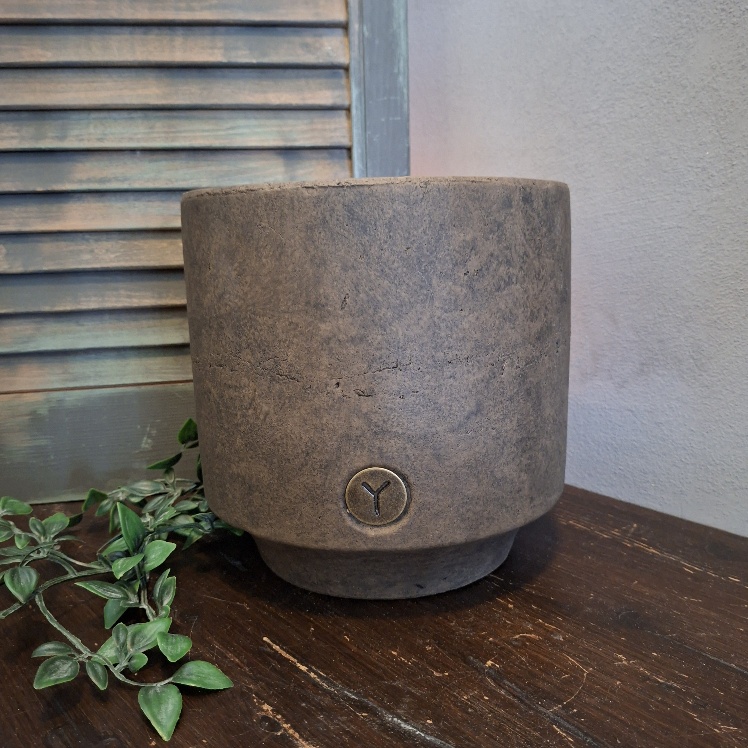 Bloempot van aardewerk in een warm bruine kleur, van het merk Brynxz uit de serie Majestic Brown.