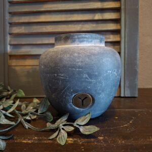 Bloemenvaas van aardewerk in een grijze kleur, van het merk Brynxz uit de serie Ancient Clay.