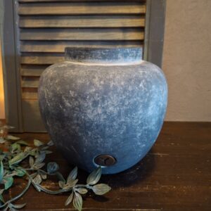 Bloemenvaas van aardewerk in een grijze kleur, van het merk Brynxz uit de serie Ancient Clay.