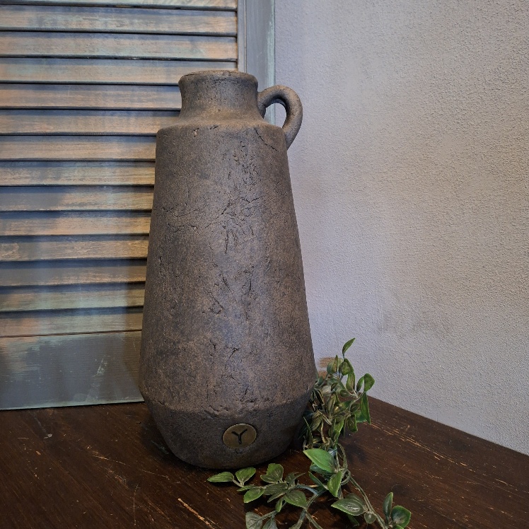 Kruik van aardewerk in een warm bruine kleur, van het merk Brynxz uit de serie Majestic Brown.