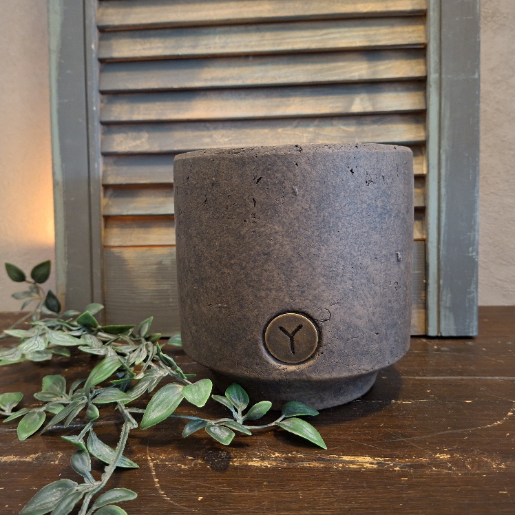 Bloempot van aardewerk in een warm bruine kleur, van het merk Brynxz uit de serie Majestic Brown.