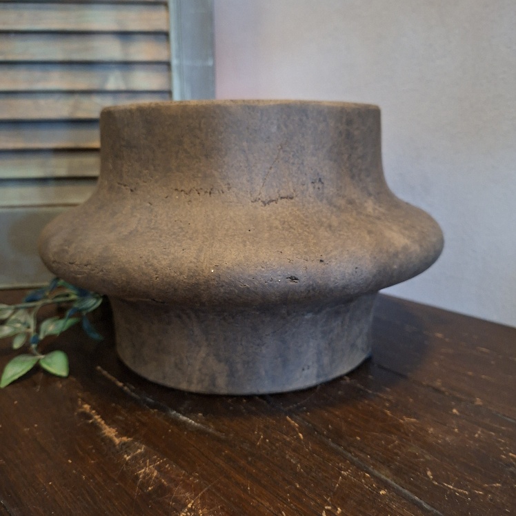 Bloempot van aardewerk in een warm bruine kleur, van het merk Brynxz uit de serie Majestic Brown.