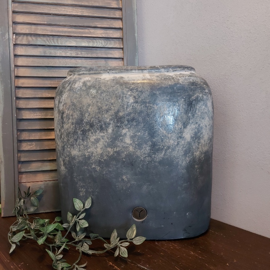 Ovale bloempot van aardewerk in een grijze kleur, van het merk Brynxz uit de serie Ancient Clay.