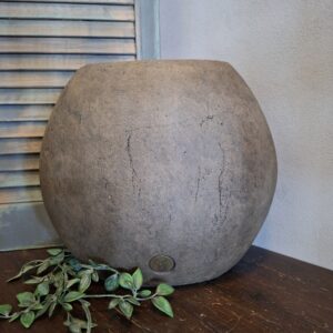 Ovale bloempot van aardewerk in een warm bruine kleur, van het merk Brynxz uit de serie Majestic Brown.